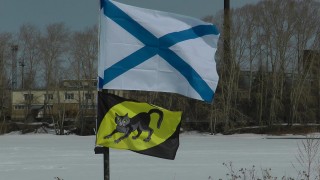 Андреевский флаг и флаг закладываемой яхты "Котъ" на мачте флотилии "Флагман"