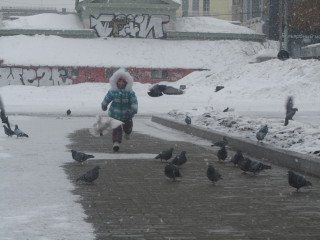 Варюшка и голуби (фото Тимура Герасимова)