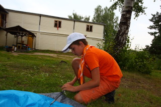 Саша Курносов ставит палатку