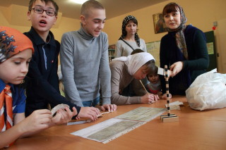 В воскресной школе - Саша Гончаров - в центре