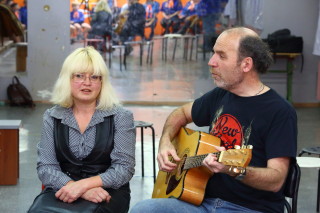 Гриша Рейхтман, Анюта Мясникова поют с флагманятами отрядные песни.  