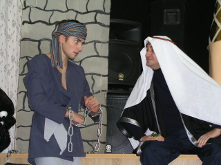Коварный Джафар в темнице разговаривает с Алладином (фото Милены Клещёвой)
